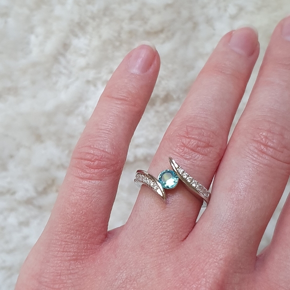 Pretty Small Green Round Diamond Ring - Picture 7 of 7